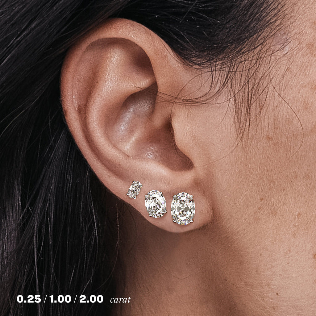 עגילי יהלומים סטאד צמוד לאוזן אובל טבעי זהב לבן 14K על אוזן אישה