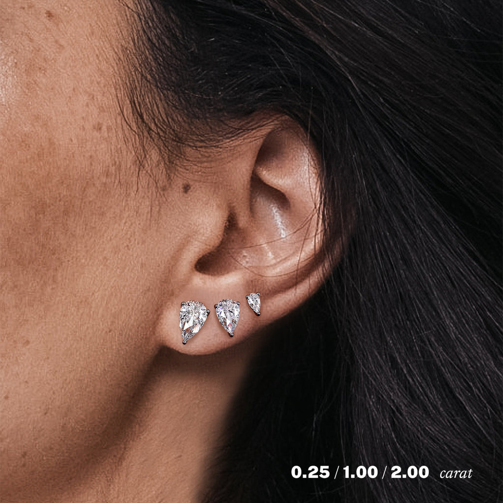 עגילי יהלומים סטאד צמוד לאוזן טיפה טבעי זהב לבן 14K על אוזן אישה