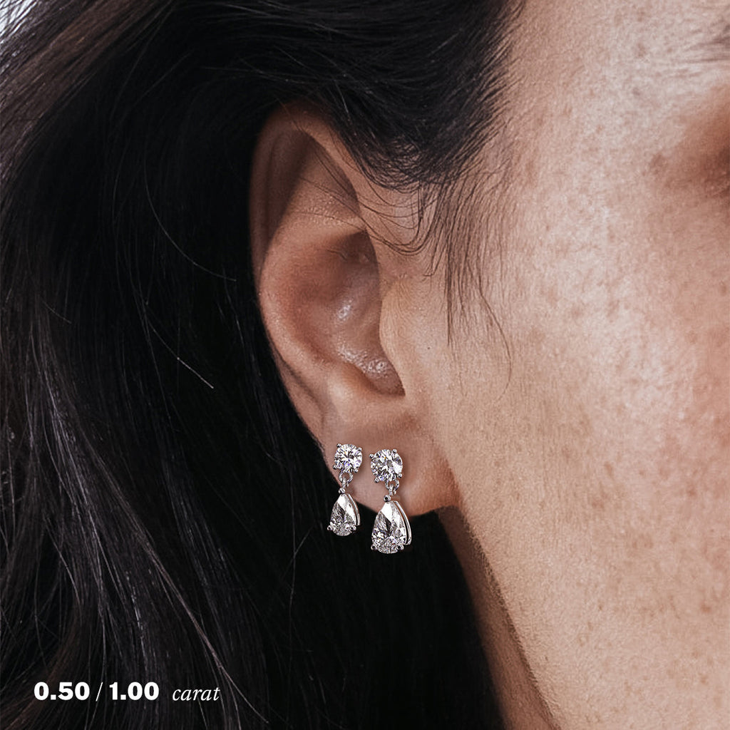 עגיל יהלומים  טיפה מעבדה זהב לבן 14K על אוזן אישה