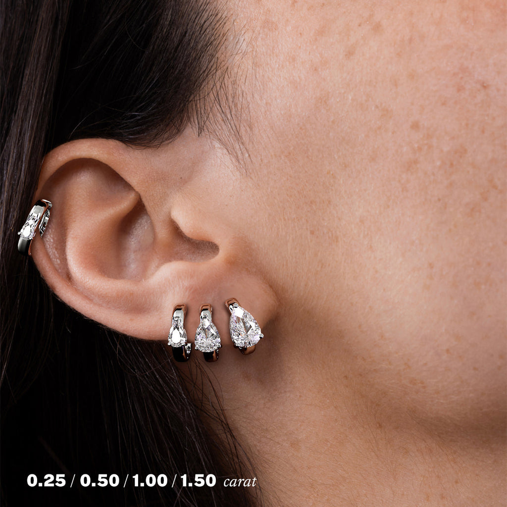 עגילי חישוק יהלומים טיפה מעבדה זהב לבן 14K על אוזן אישה