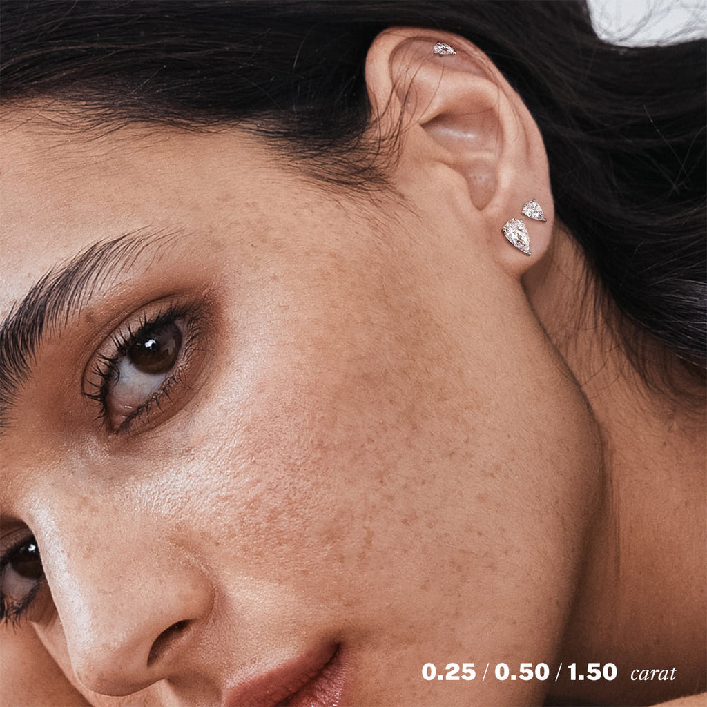 עגילי יהלומים סטאד צמוד לאוזן טיפה מעבדה זהב לבן 14K על אוזן אישה
