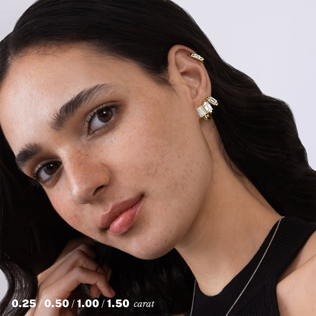 עגילי חישוק יהלומים אמרלד מעבדה זהב לבן 14K על אוזן אישה