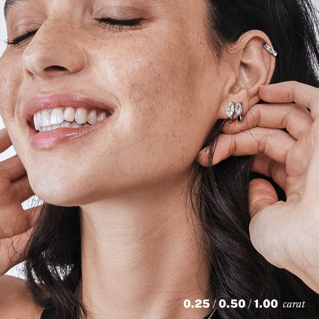עגילי חישוק יהלומים מרקיזה מעבדה זהב לבן 14K על אוזן אישה