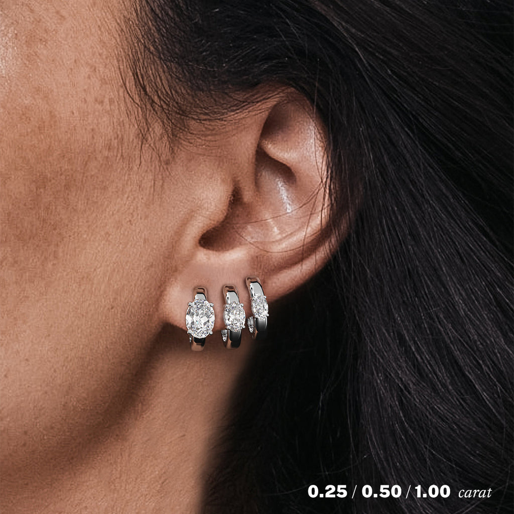 עגילי חישוק יהלומים אובל מעבדה זהב לבן 14K על אוזן אישה
