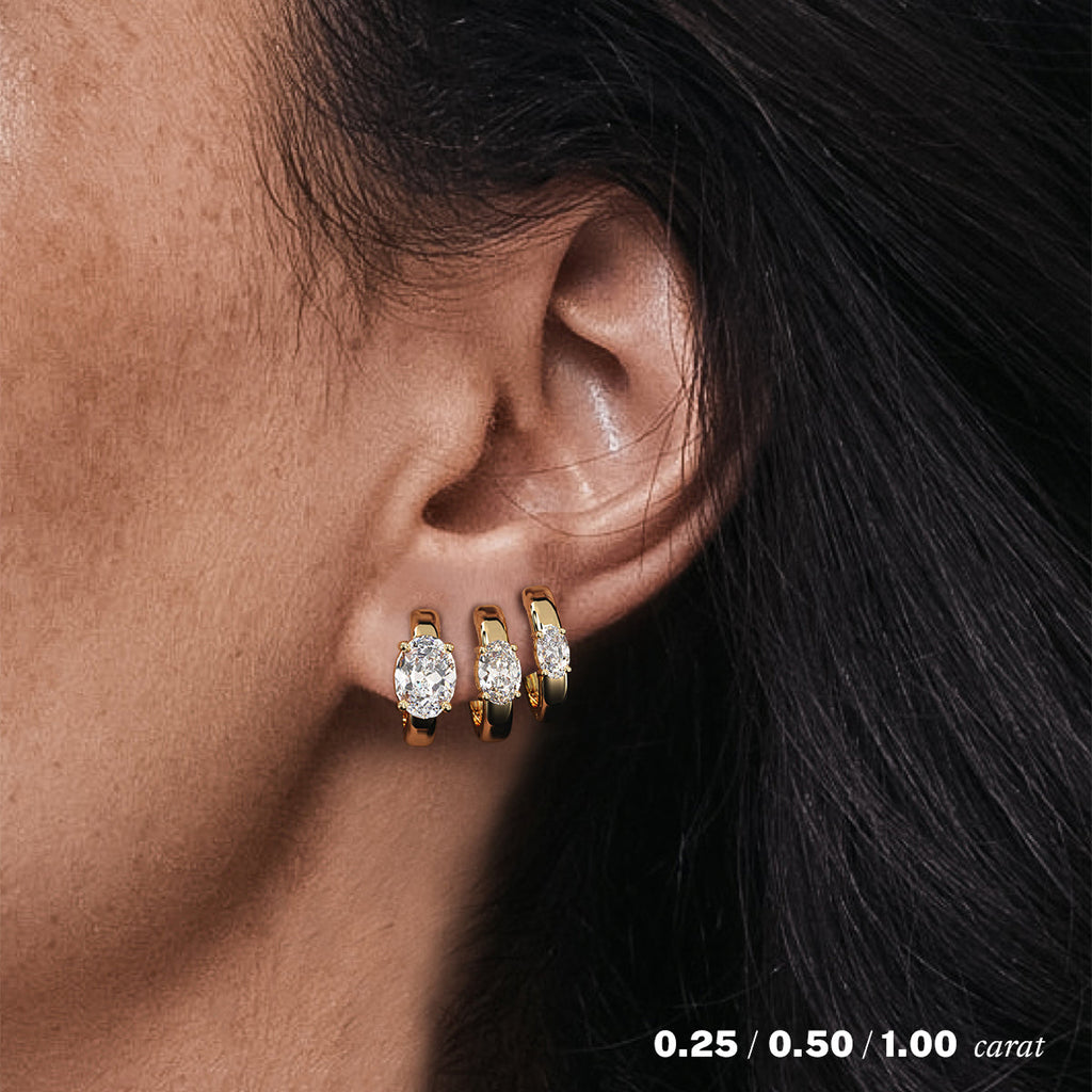 עגילי חישוק יהלומים אובל מעבדה זהב צהוב 14K על אוזן אישה
