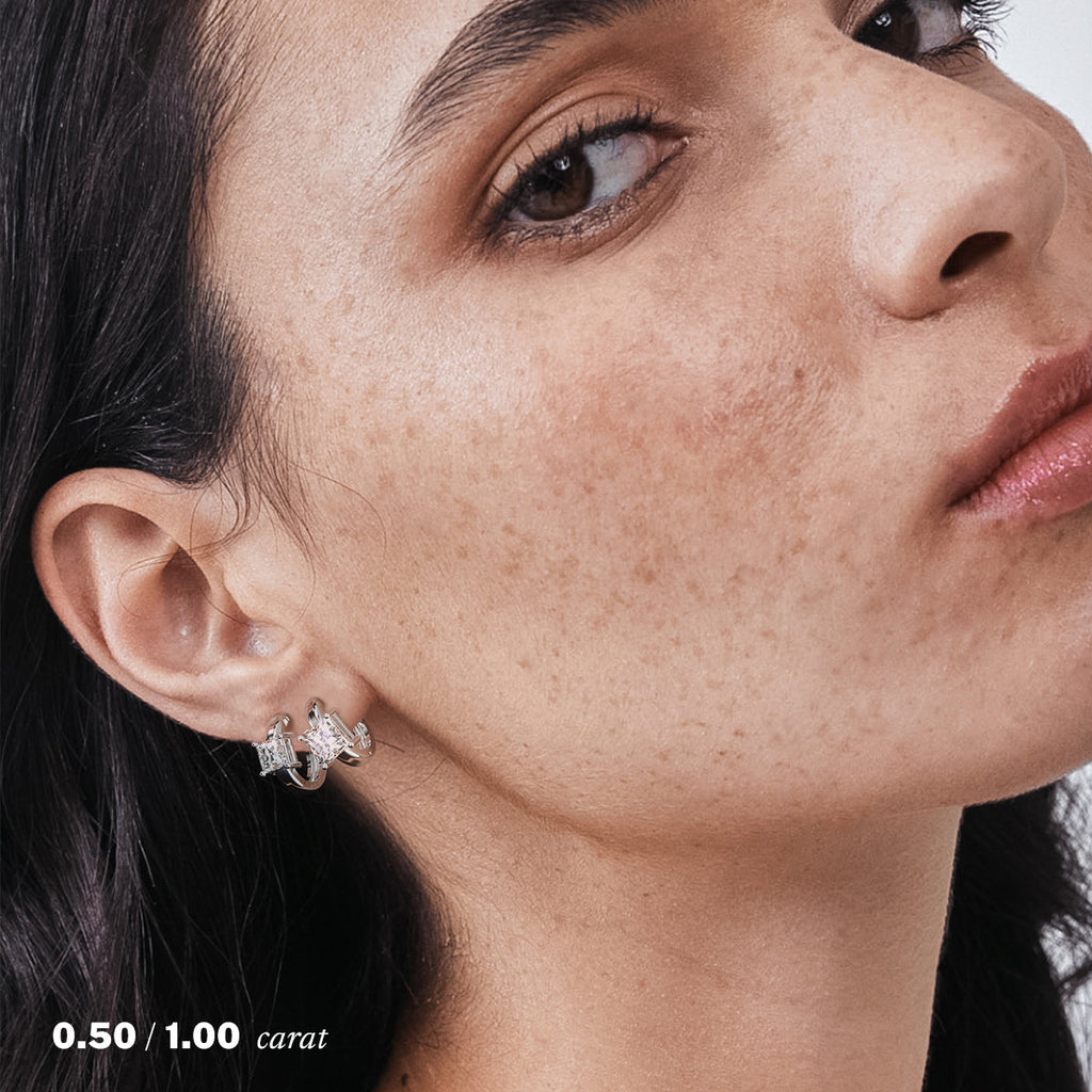עגילי חישוק יהלומים פרינסס מעבדה זהב לבן 14K על אוזן אישה