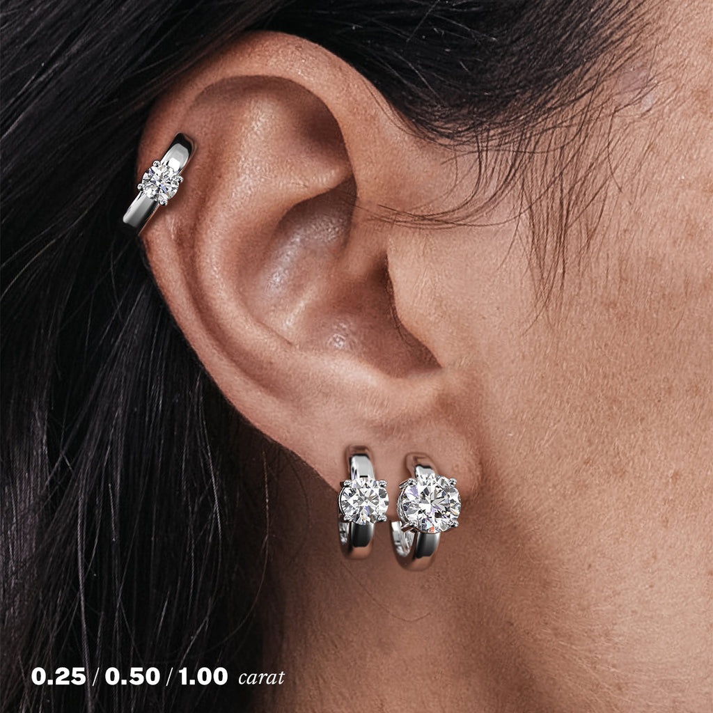 עגילי חישוק יהלומים עגול מעבדה זהב לבן 14K על אוזן אישה