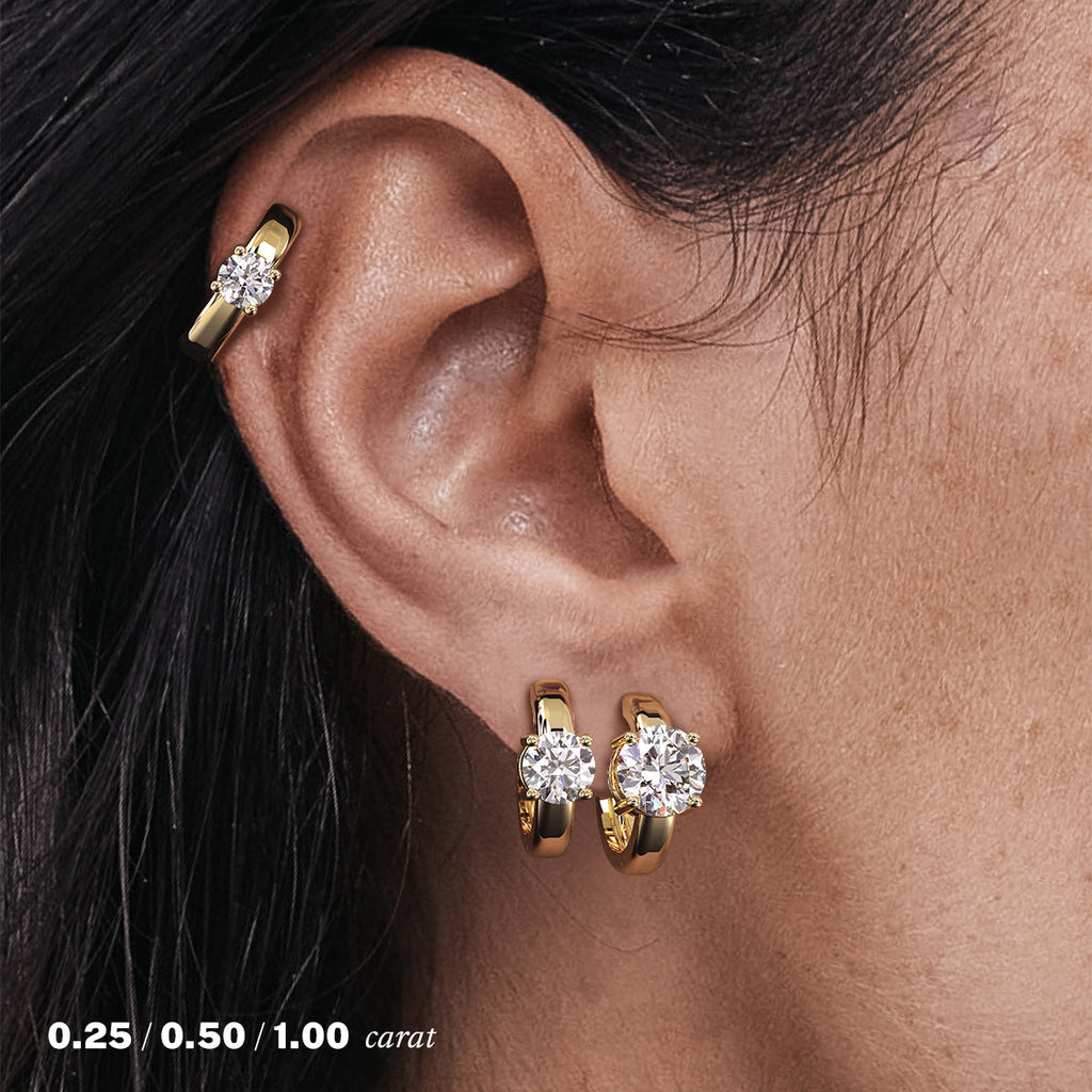 עגילי חישוק יהלומים עגול מעבדה זהב צהוב 14K על אוזן אישה