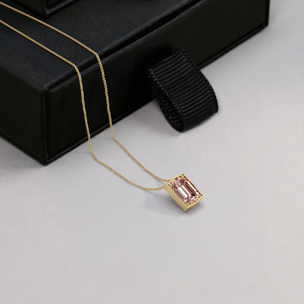 יהלום ורוד אמרלד בשרשרת קלאסית בזהב צהוב