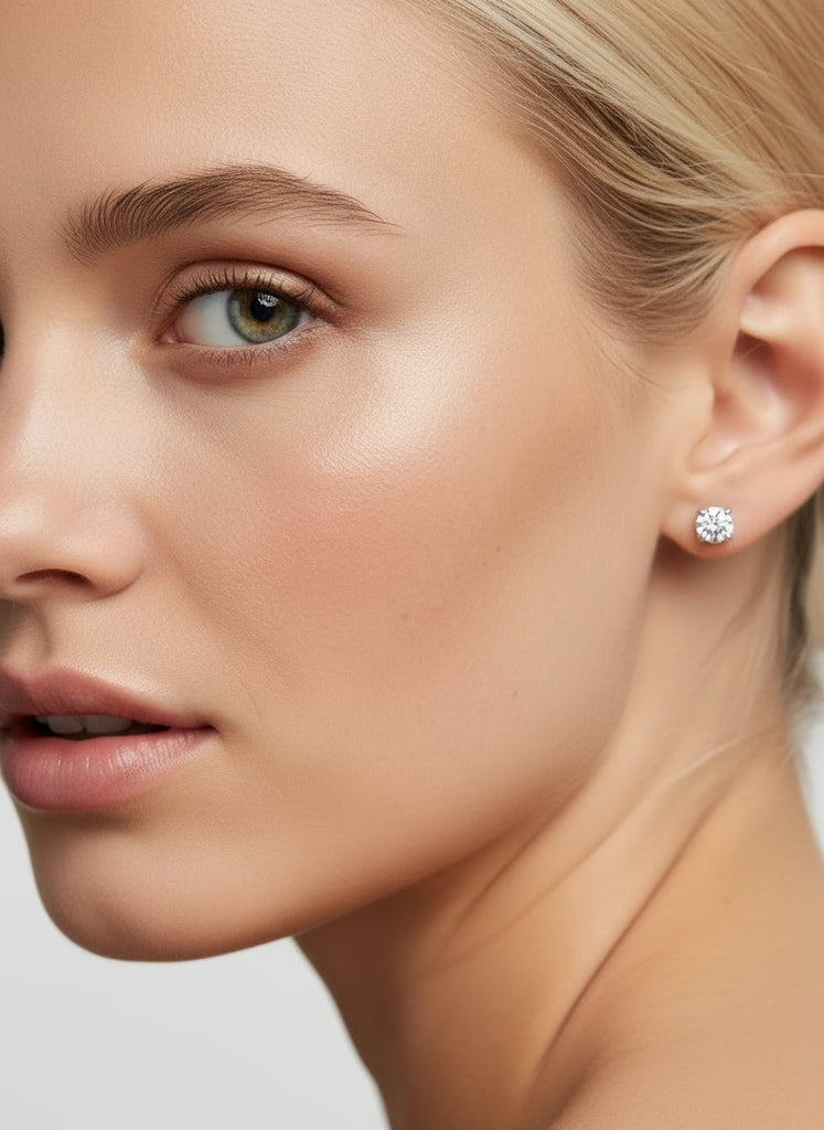 עגילי יהלומים סטאד צמוד לאוזן עגול מעבדה זהב לבן 14K על אוזן אישה