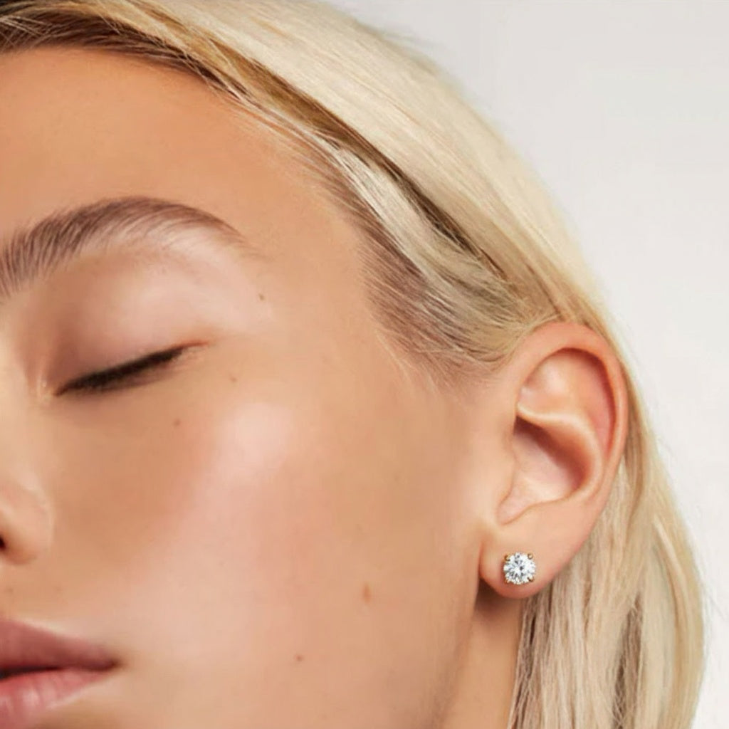 עגילי יהלומים סטאד צמוד לאוזן עגול מעבדה זהב צהוב 14K על אוזן אישה